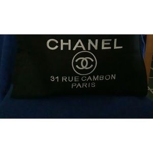 NEVER USED TOTE BAG WITH CHAIN STRAP